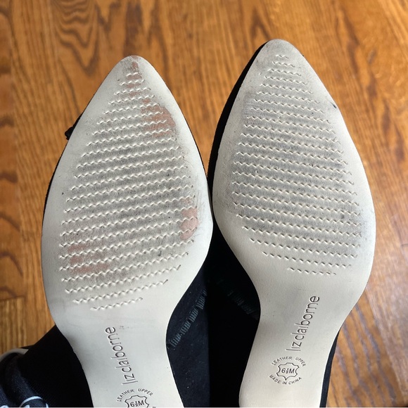 ▪️LIZ CLAIBORNE: Women’s 6.5, black suede pointed w/ruffle accent pumps▪️ - Picture 14 of 15